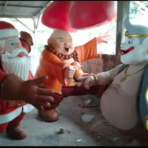Patung karakter Santa Claus dan biksu