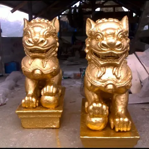 Sepasang patung singa emas