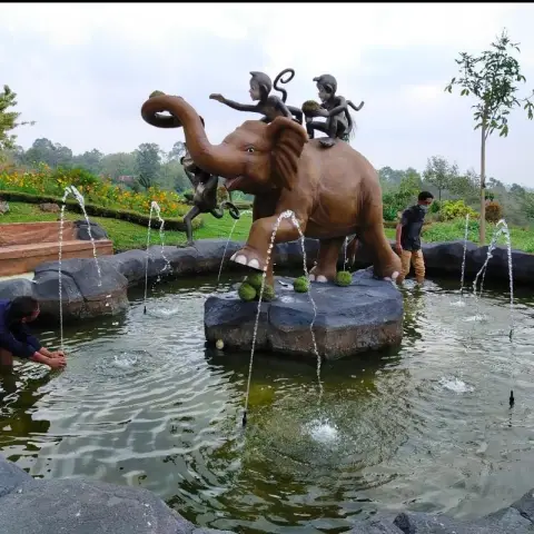 Patung gajah di kolam air mancur