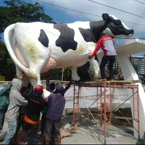 Pemasangan patung sapi