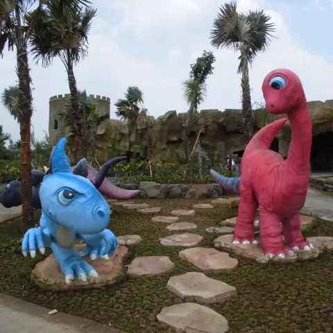 Patung dinosaurus di taman