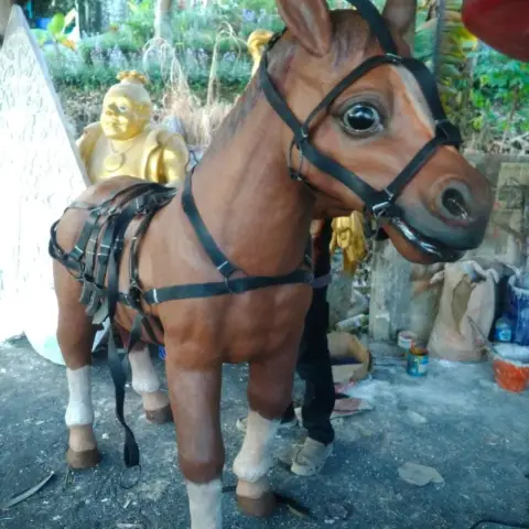 Patung kuda dengan pelana
