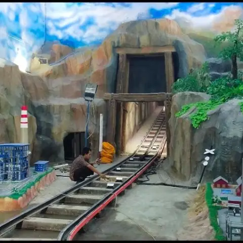 Diorama terowongan dan rel tambang
